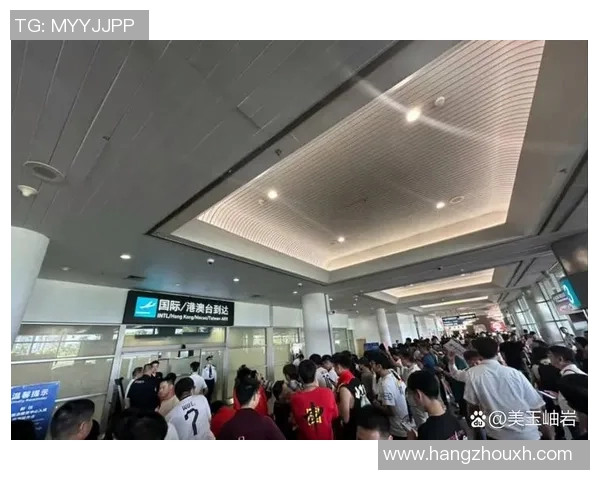 中国足球明星抵达机场引发球迷热烈欢迎现场气氛火爆令人期待新赛季表现